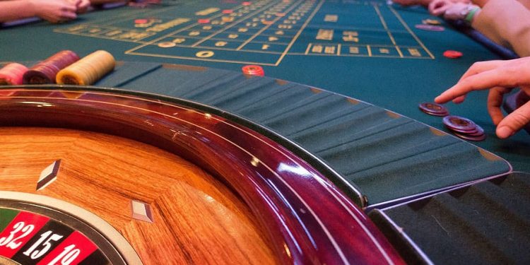 How To Bet Online With Poker idn?